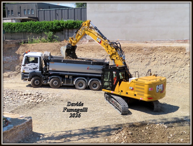 Caterpillar 323 UHD Giussani (13).jpg