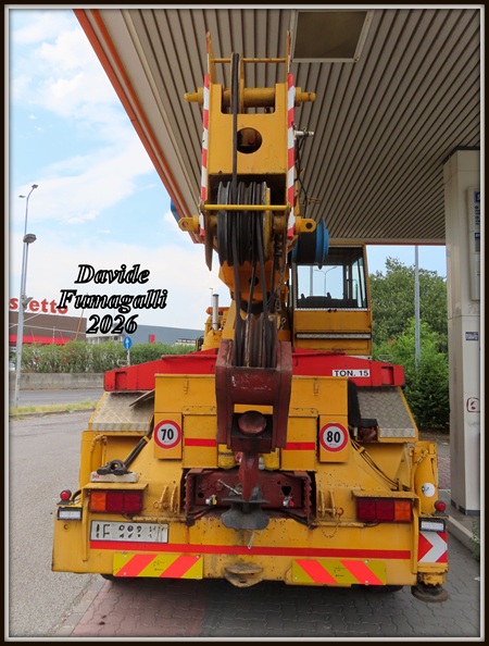 Iveco 330-30 Tira 005.jpg