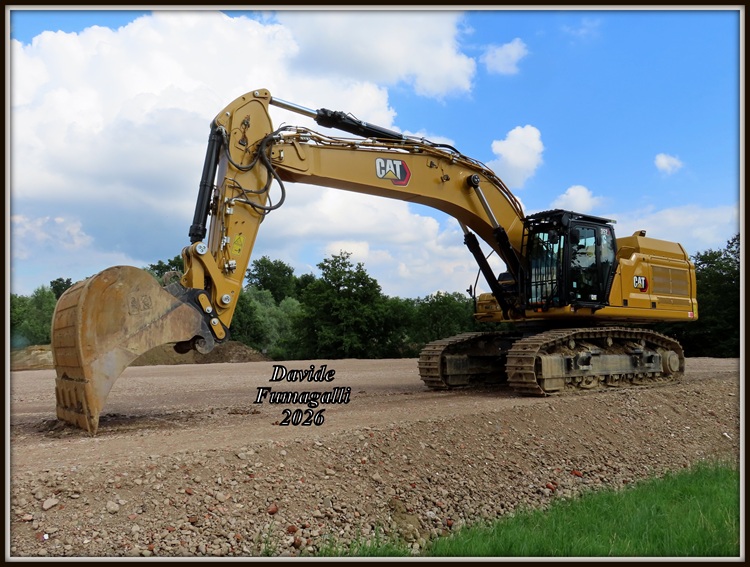 Caterpillar 352 Nespoli 001.jpg
