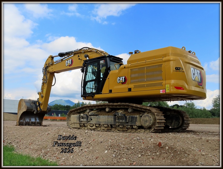 Caterpillar 352 Nespoli 002.jpg