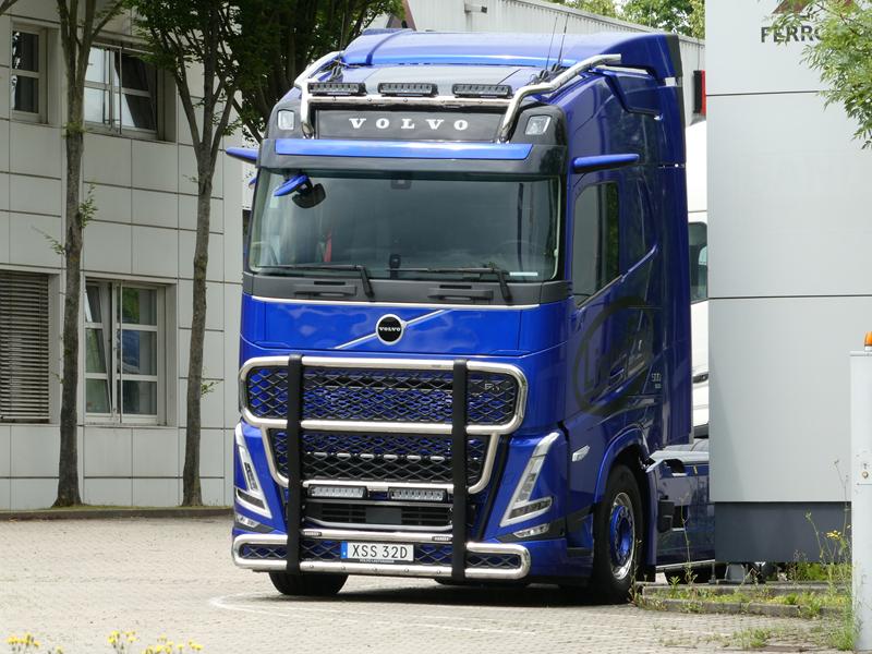 New Volvo FH 500 SZM Schweden Blaumetalic 1 (Copy).jpg