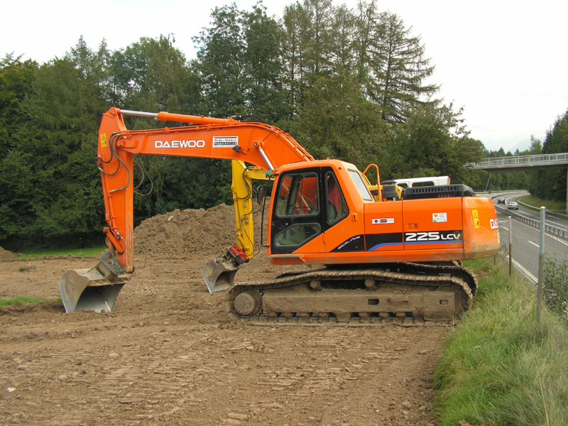 Daewoo 225 LC V (1).jpg