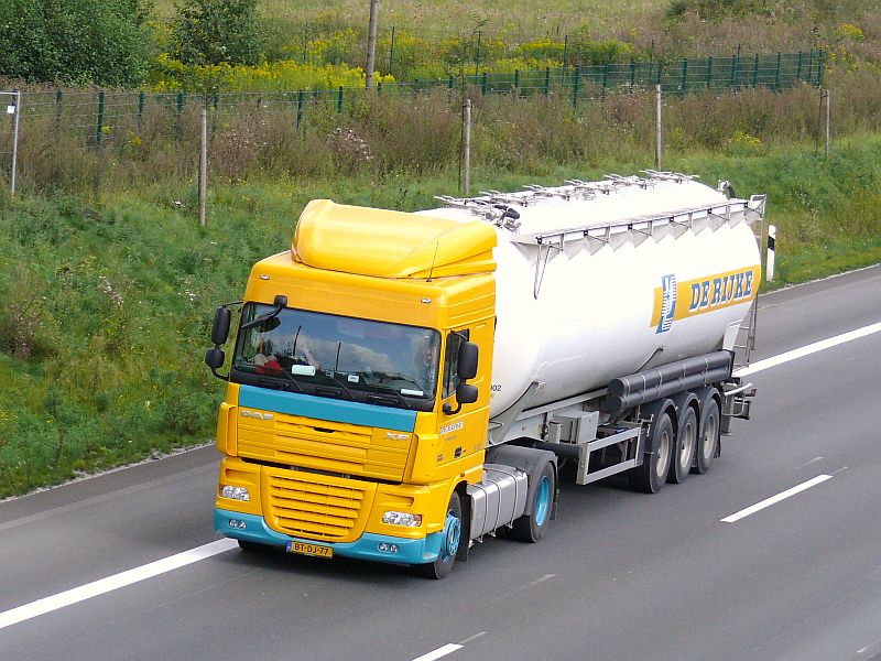 DAF XF Sattelzug Silo 2+3 gelb 001.jpg