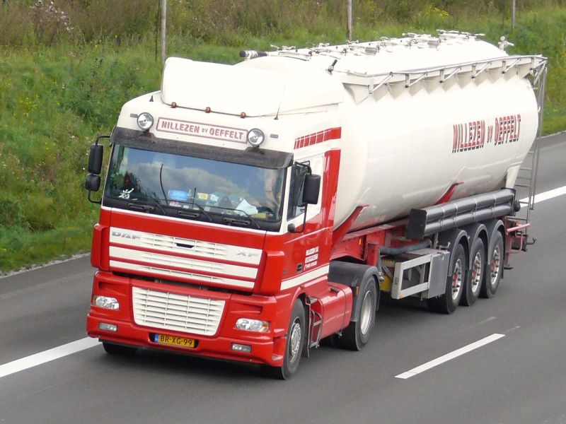 DAF XF Sattelzug Silo 2+3 rot 001.jpg