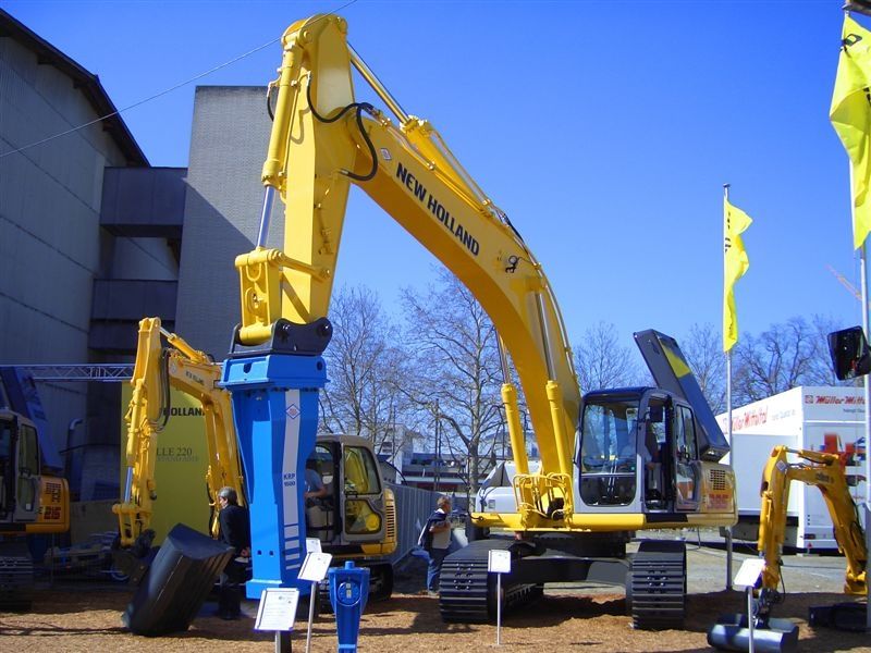 New Holland-Kobelco E385.jpg