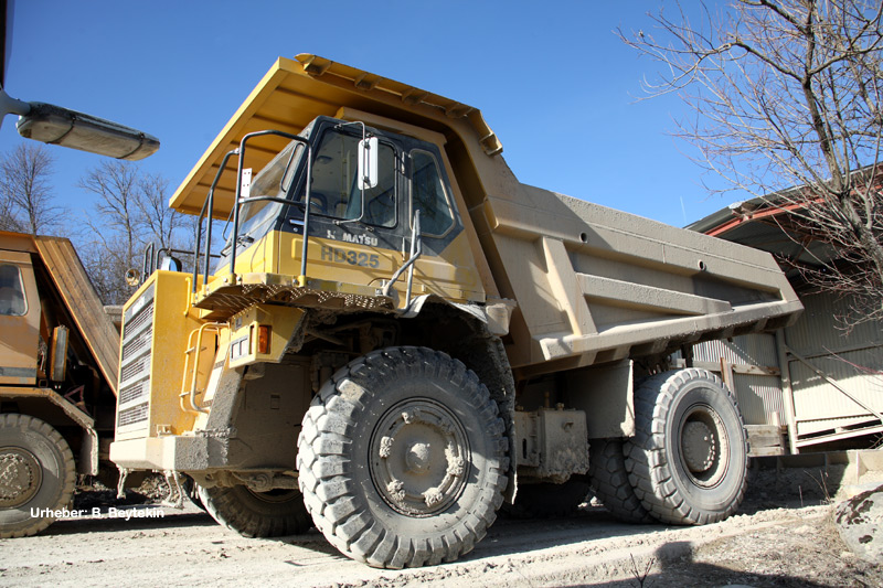 Komatsu_HD325-6_3.jpg