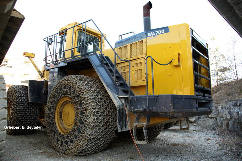 Komatsu_WA700_6.jpg