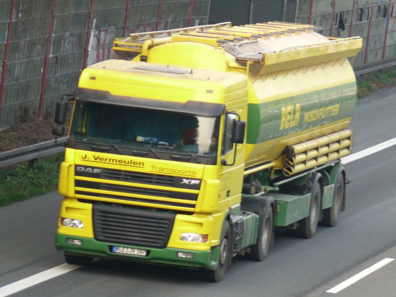 DAF XF Sattelzug Silo 2+3 gelb 001.jpg