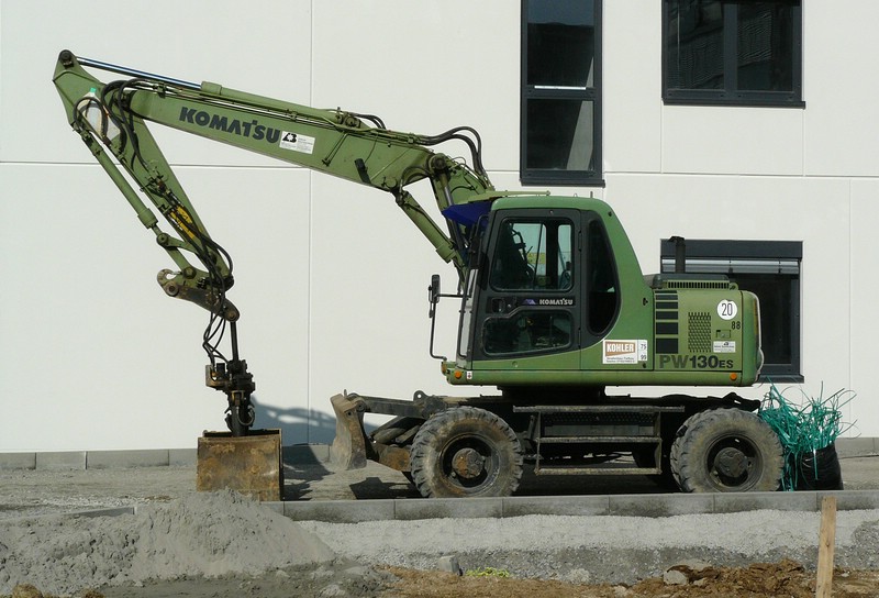 komatsu_pw130es_01.jpg