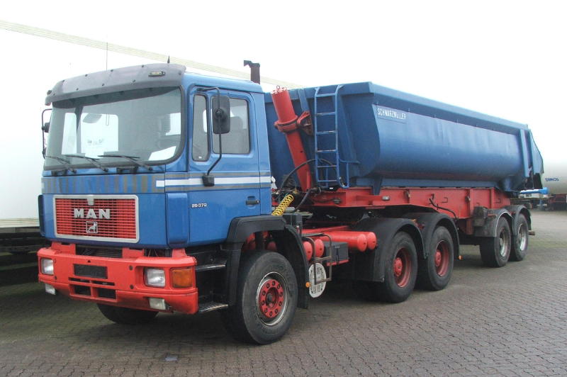 b MAN F 90 26 372 Kippsattel blau (2).jpg