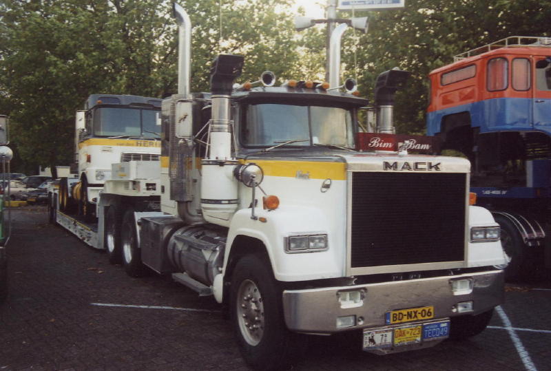 MACK Hauber weiss  TiefladerSZ (2).jpg