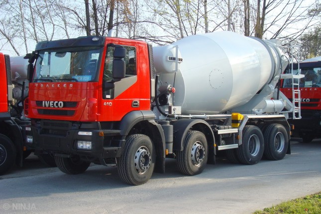 Iveco Trakker 410 8x4 mix Liebherr HTM 904 02.jpg