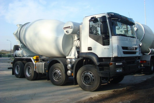 Iveco Trakker 410 8x4 mix Liebherr HTM 904 04.jpg