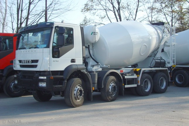 Iveco Trakker 410 8x4 mix Schwing Stetter 01.jpg