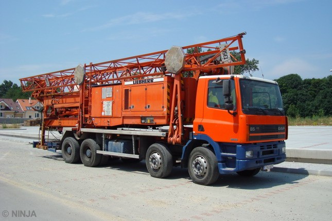 DAF 85.330 8x4 Liebherr MK 40 02.jpg