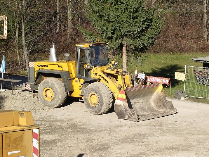 hanomag 80 e la culturista muscolosa esperta in spostamento colline Attachment