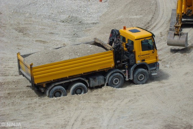 MB Actros 3241 8x4 S3 s HR Hiab 01.jpg