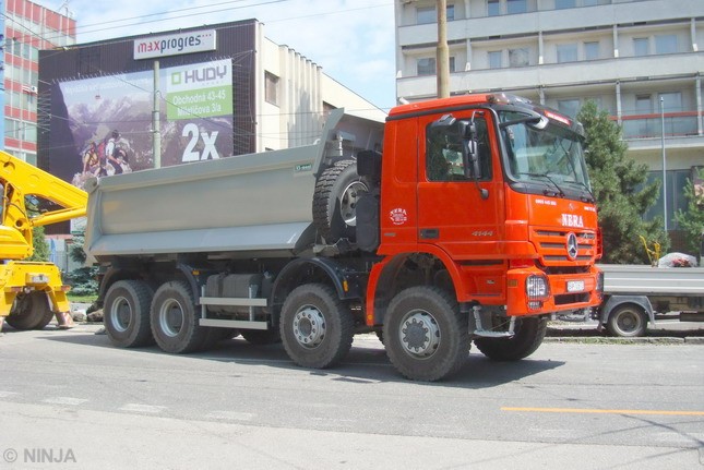 MB Actros 4144 8x6 S1 04.jpg