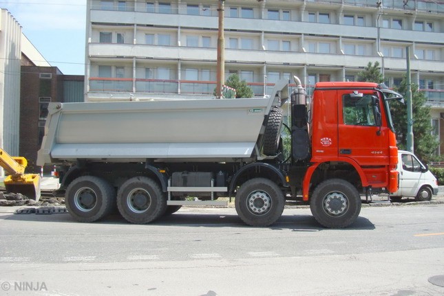 MB Actros 4144 8x6 S1 05.jpg