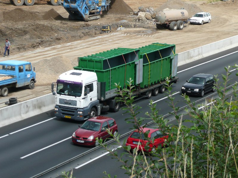 MAN Sattelzug mit neuen Abrollcontainer.jpg