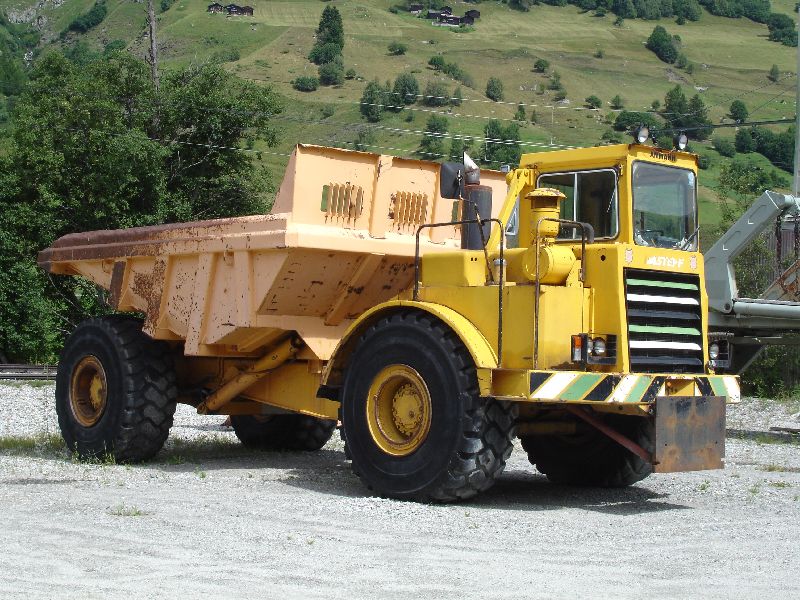 Cat D25B (2).jpg