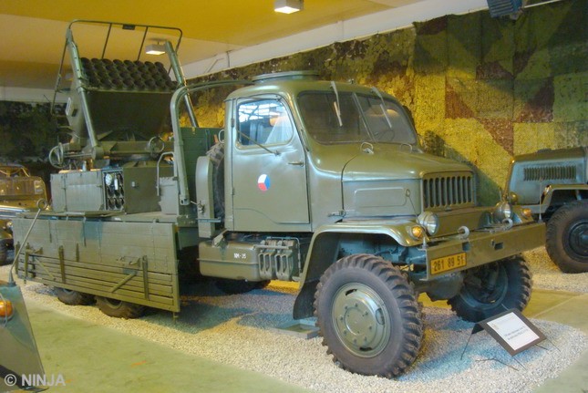 Praga V3S 6x6 raketak vzor 51 02.jpg