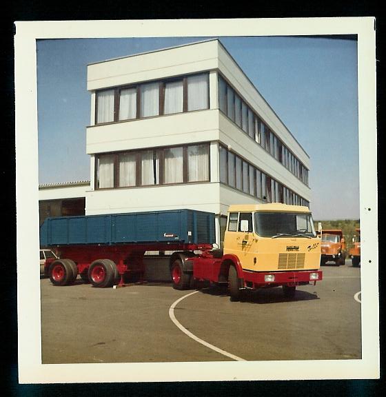 Henschel gelb Sattelzugmaschine mit blauen Kippauflieger Hensche.jpg