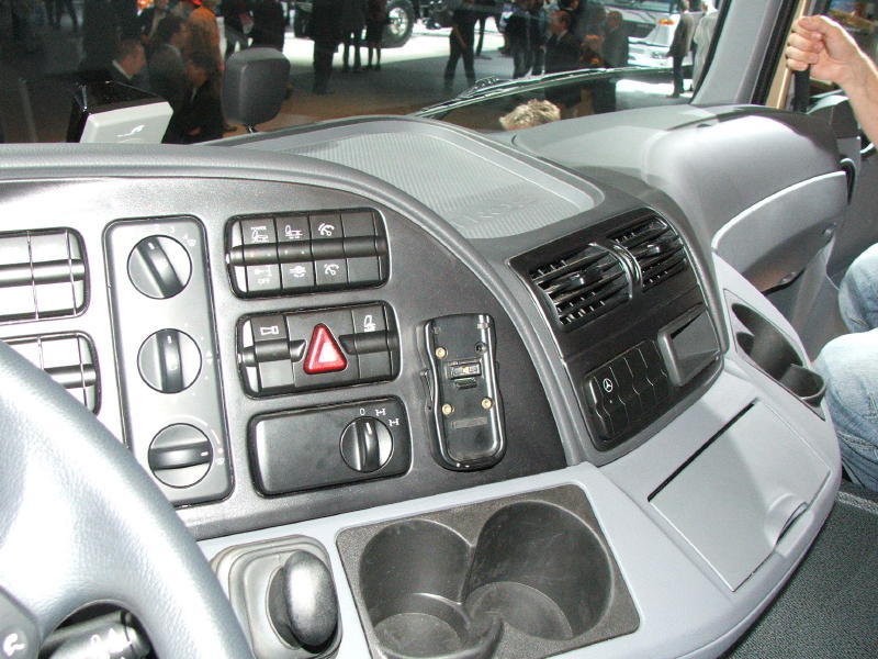 IAA 2008 MB Actros MP3 Kipper 007 (2).jpg
