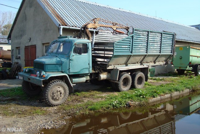 Praga V3S 6x6 slamák 05.jpg