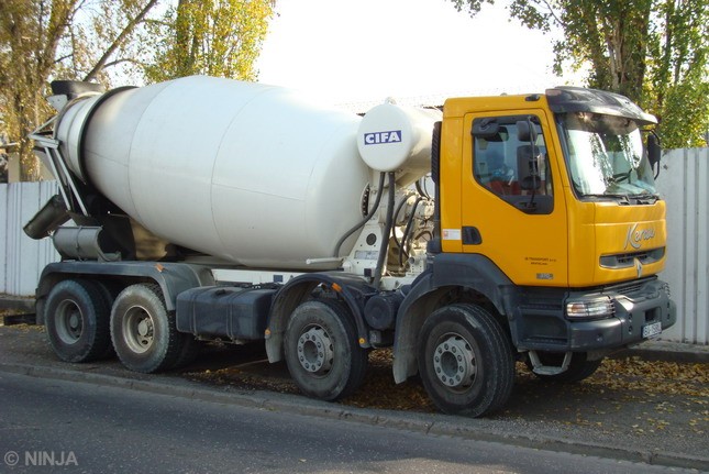 Renault Kerax 370 8x4 mix CIFA 01.jpg