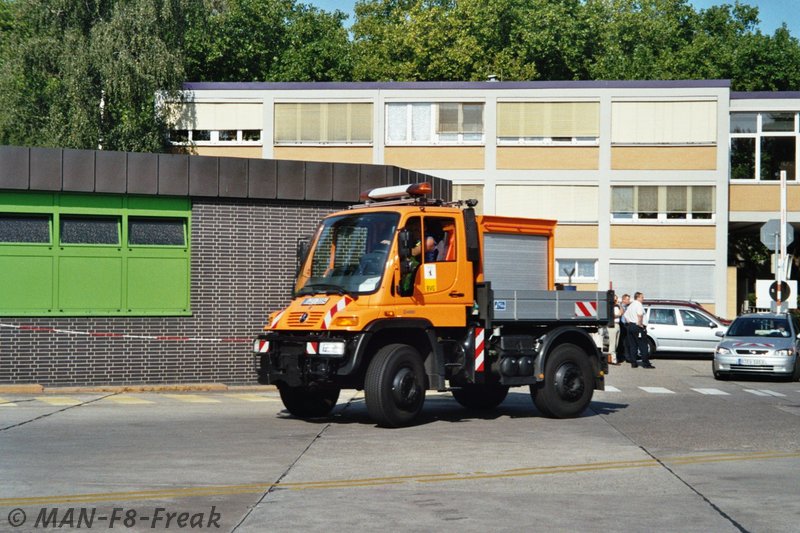 BUS Schlepper+Service_(Unimog U400)_2005_01.jpg