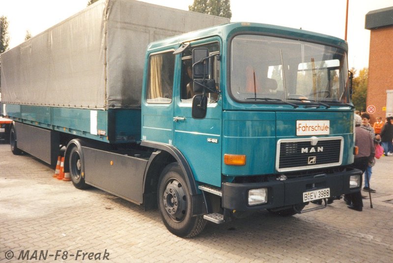 BUS Fahrschule_(MAN F8 14.192)_1996_01.jpg