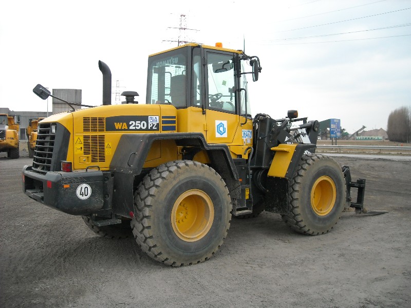 Komatsu WA 250 PZ (2).jpg