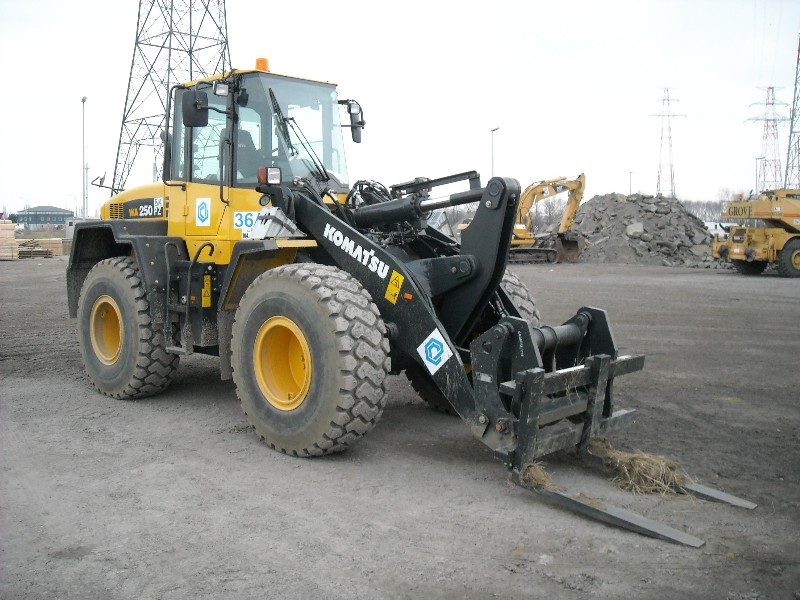 Komatsu WA 250 PZ (6).jpg