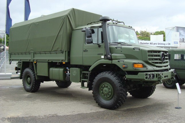 MB_Zetros_1833_A_4x4_02.jpg
