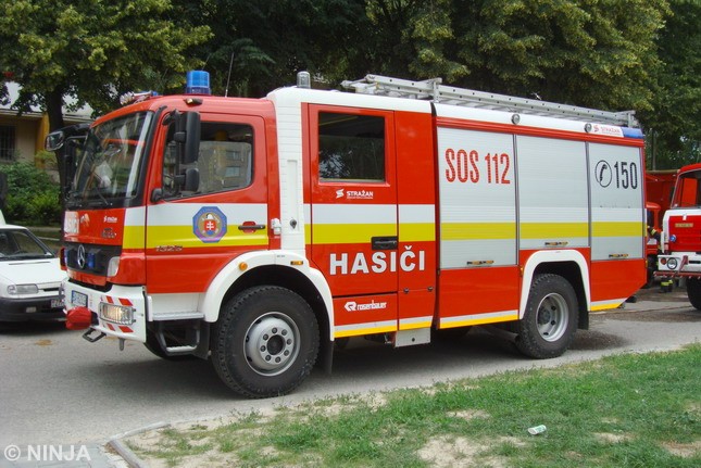 MB Atego 1529 4x4 Rosenbauer 02.jpg