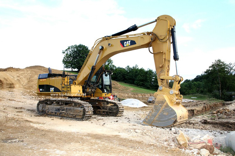 comp_Cat_374D_4.jpg