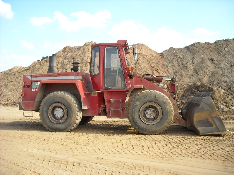 hanomag 80 e la culturista muscolosa esperta in spostamento colline Attachment