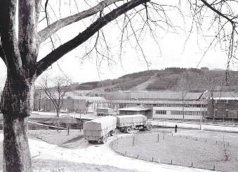 Lastzug vor der neuen Werkszufahrt 1955.jpg