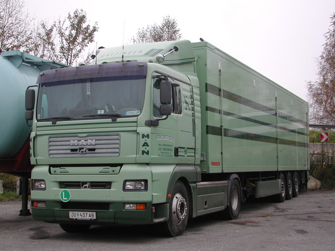 MAN TGA Schubbodensattelzug Rattinger JU437AB.jpg