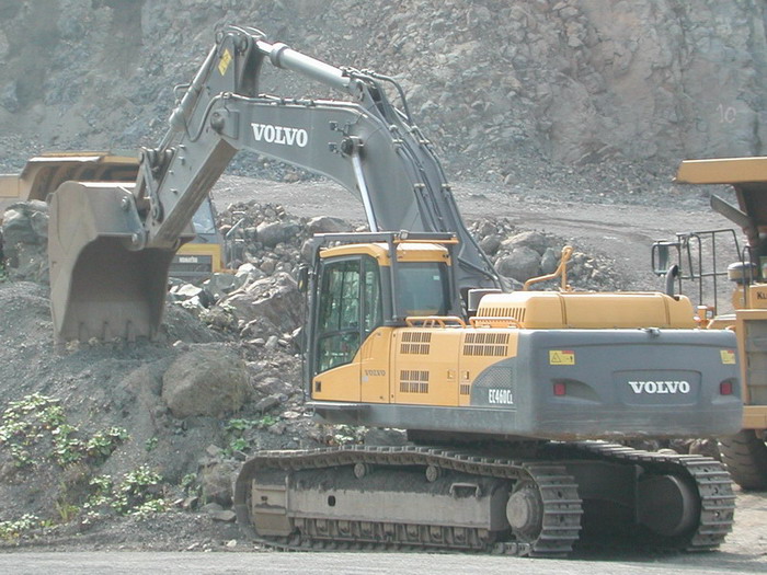 Volvo Löffelbagger EC460 klöcher Basaltwerke.jpg