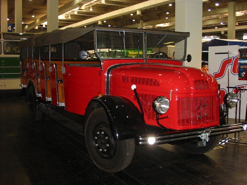  Steyr-380-Cabrio-BJ1939-Österr-Omnibusmu
seum_20040927_001.jpg