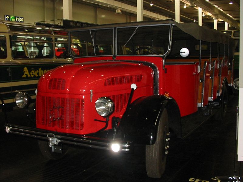  Steyr-380-Cabrio-BJ1939-Österr-Omnibusmu
seum_20040927_002.jpg