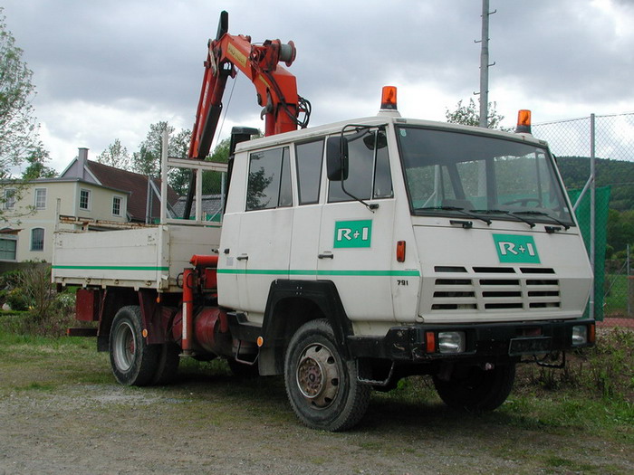 Steyr 791 Pritschen LKW mit Kran R+I.jpg