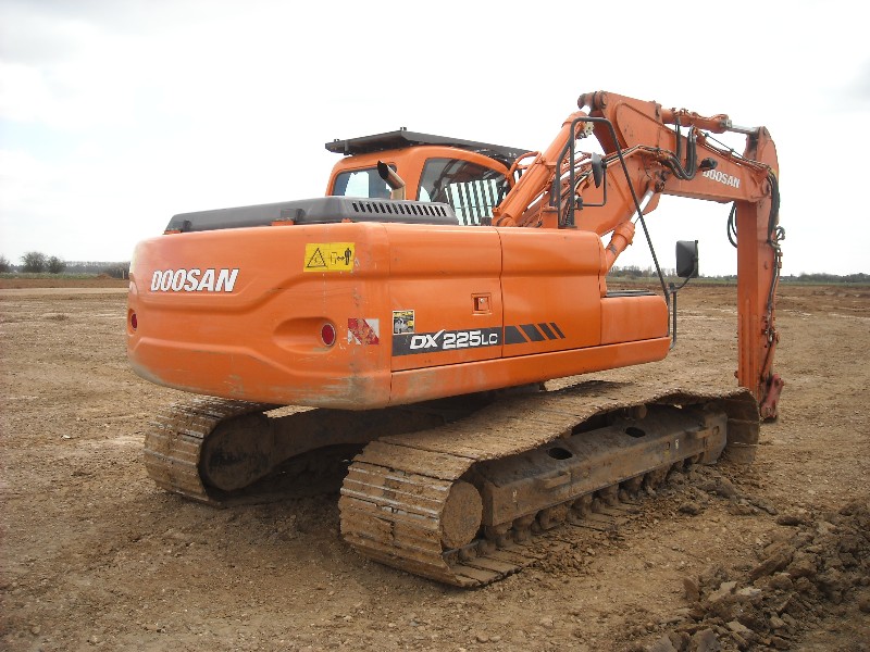 Doosan DX 225 (1).jpg