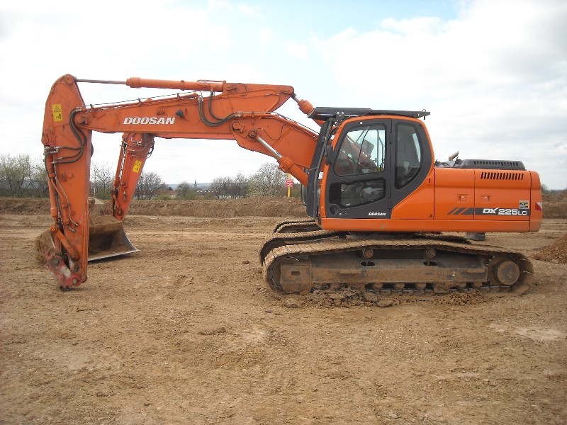 Doosan DX 225 (3).jpg