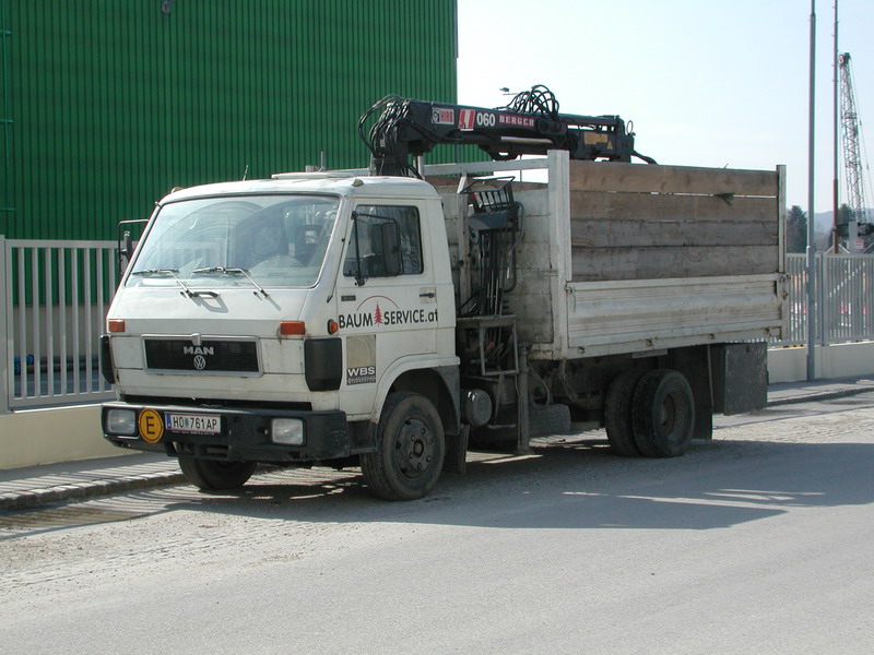 MAN VW Pritschen LKW mit Kran Baumservice HO761AP.jpg