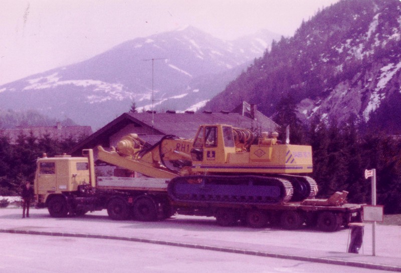 Volvo F12 3Achser gelb.jpg