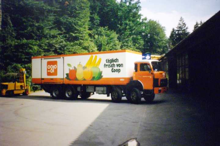 Saurer 8x4 COOP Berner Oberland ca.1988.jpg