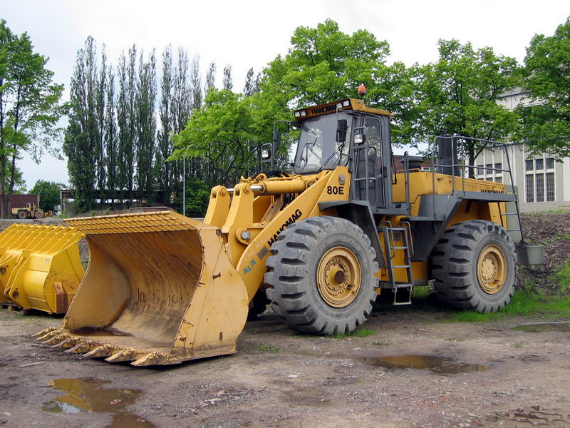 hanomag 80 e la culturista muscolosa esperta in spostamento colline Attachment